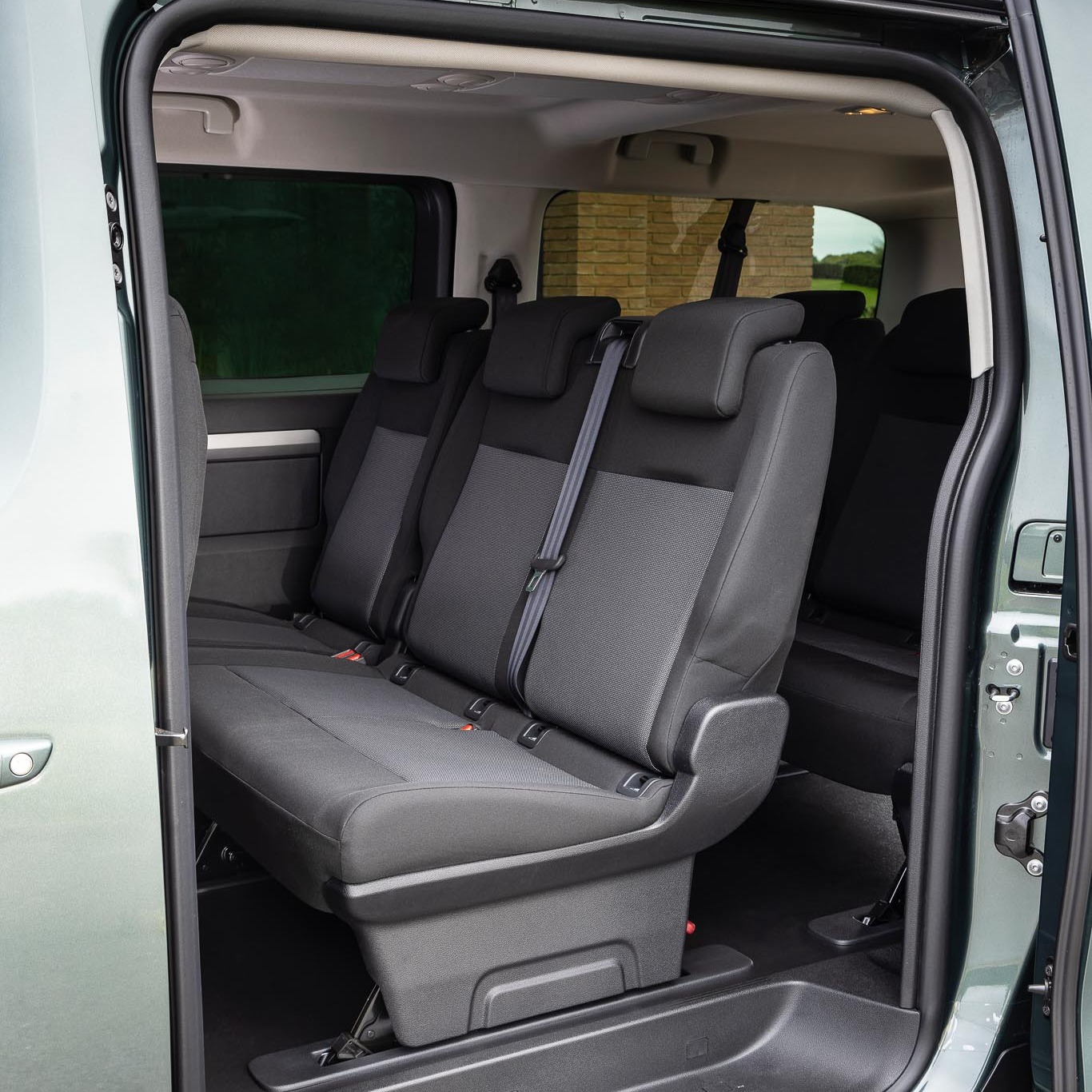 Peugeot E-Traveller Electric 55kWh 156 1-speed automatic