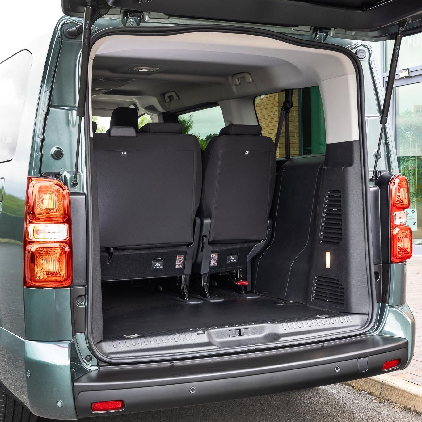 Peugeot E-Traveller Electric 55kWh 156 1-speed automatic