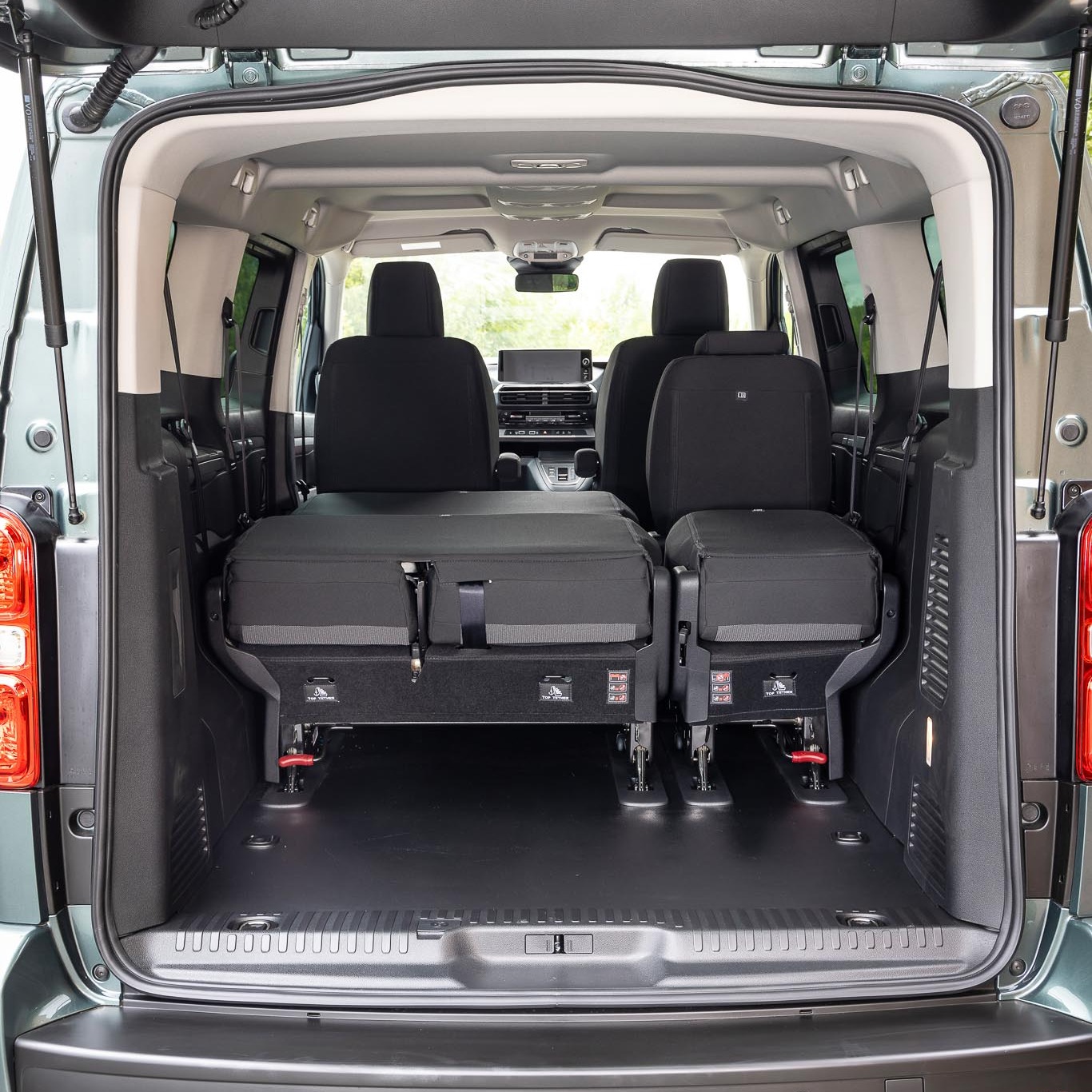 Peugeot E-Traveller Electric 55kWh 156 1-speed automatic