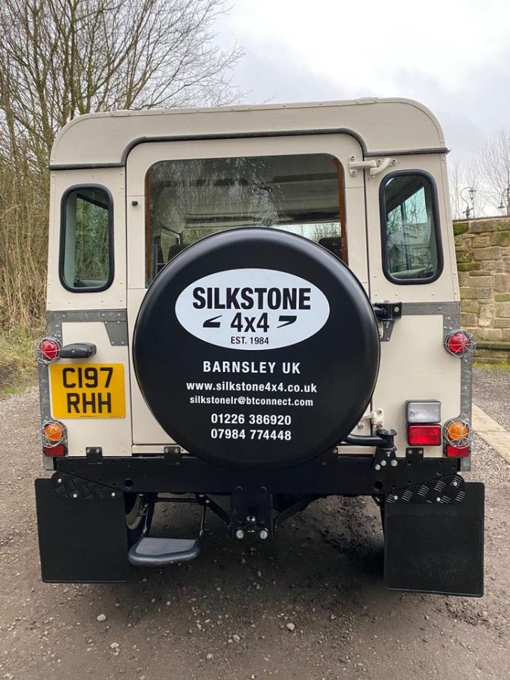 Land Rover Defender 90