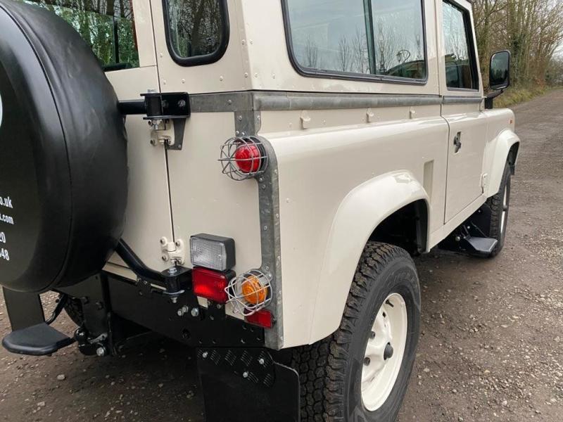 Land Rover Defender 90