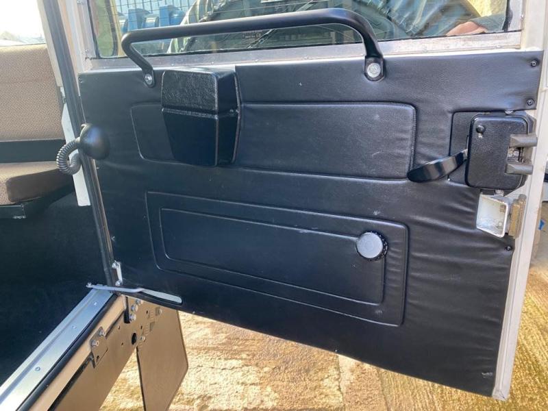 Land Rover Defender 90