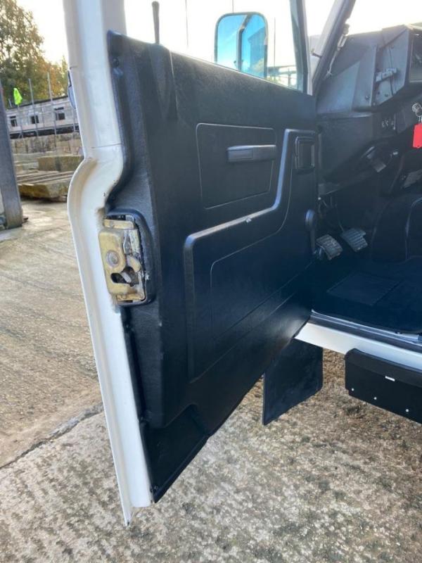 Land Rover Defender 90