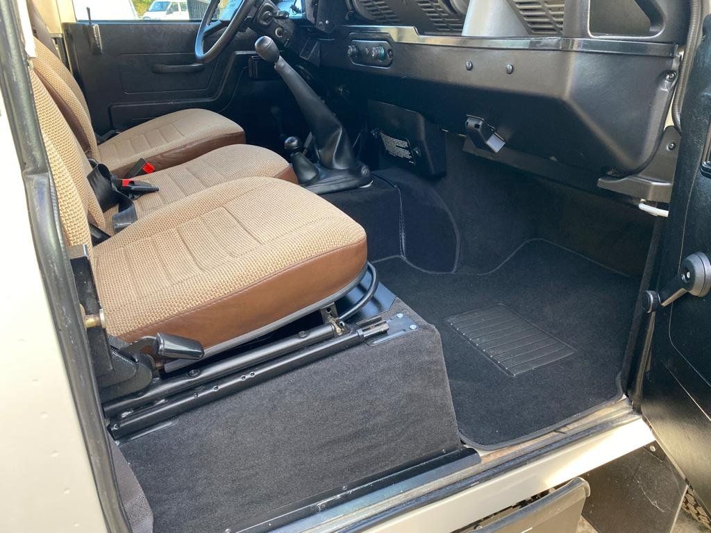 Land Rover Defender 90