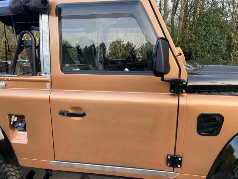 Land Rover Defender 90