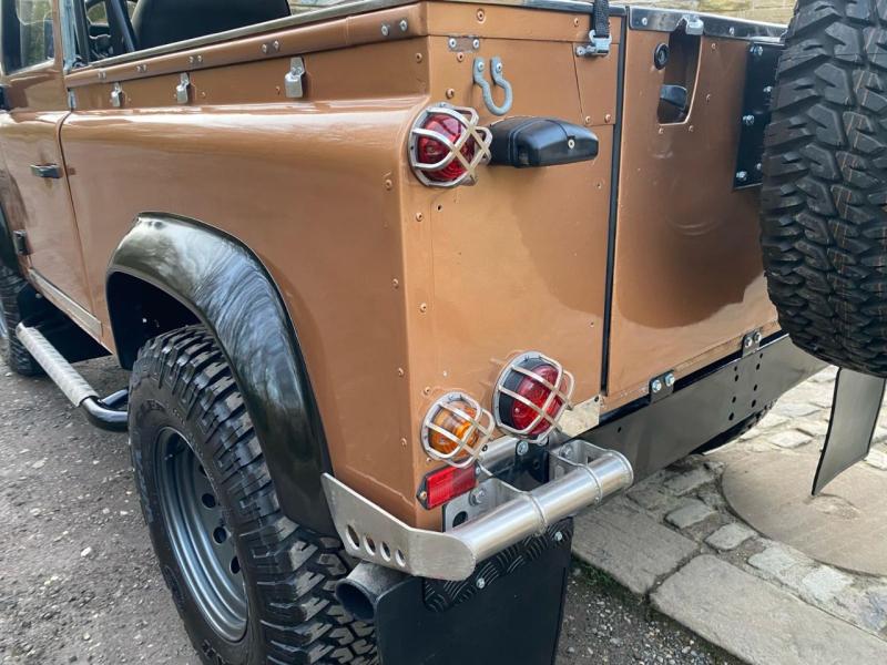 Land Rover Defender 90