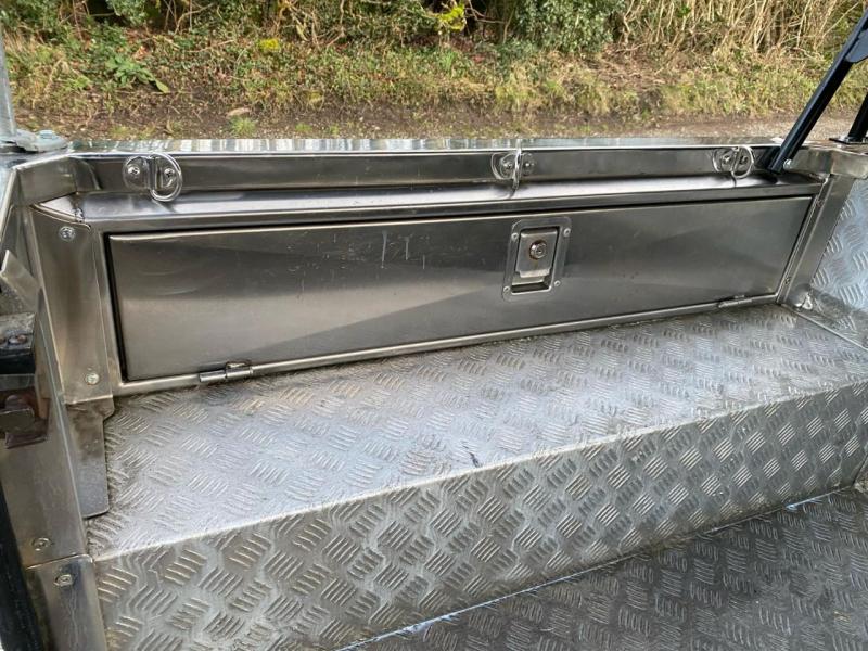 Land Rover Defender 90