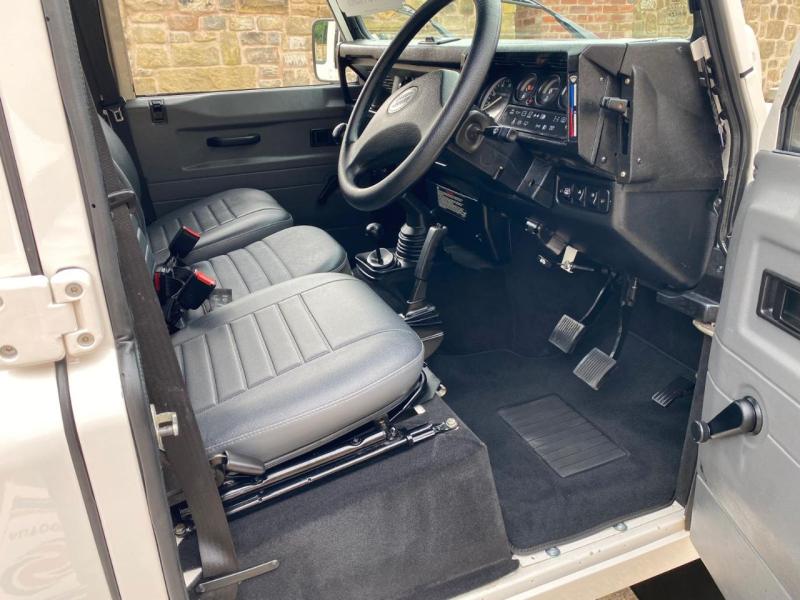 Land Rover Defender 110
