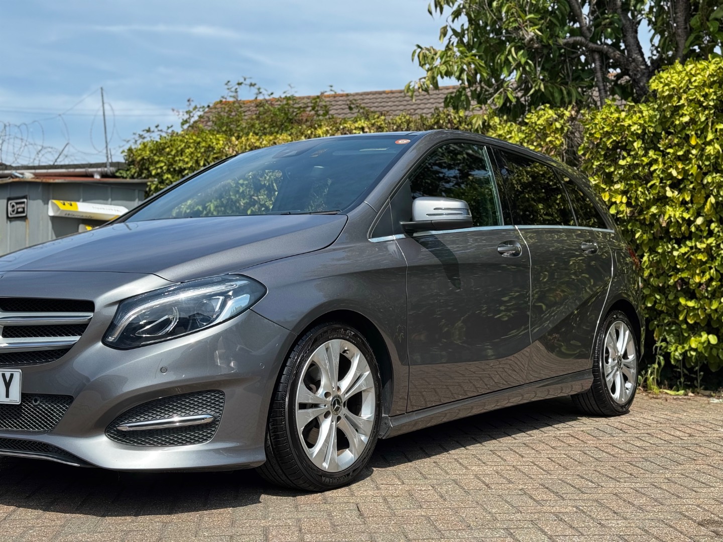 Mercedes-Benz B 180
