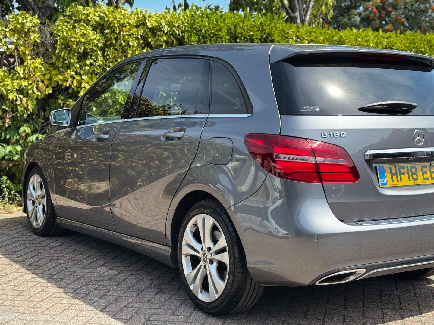 Mercedes-Benz B 180