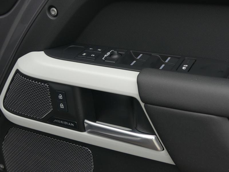 Land Rover Defender 110