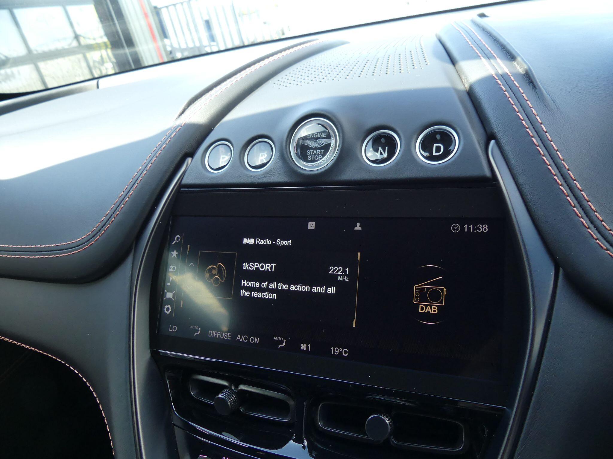 Aston Martin Dbx