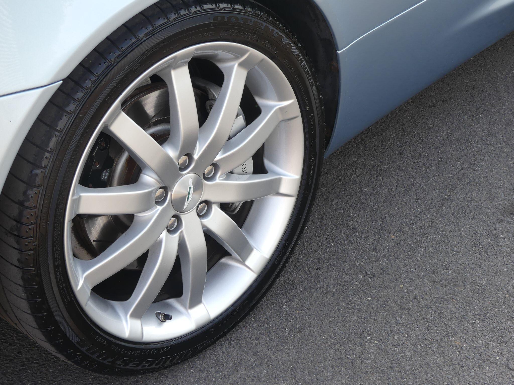 Aston Martin DB9