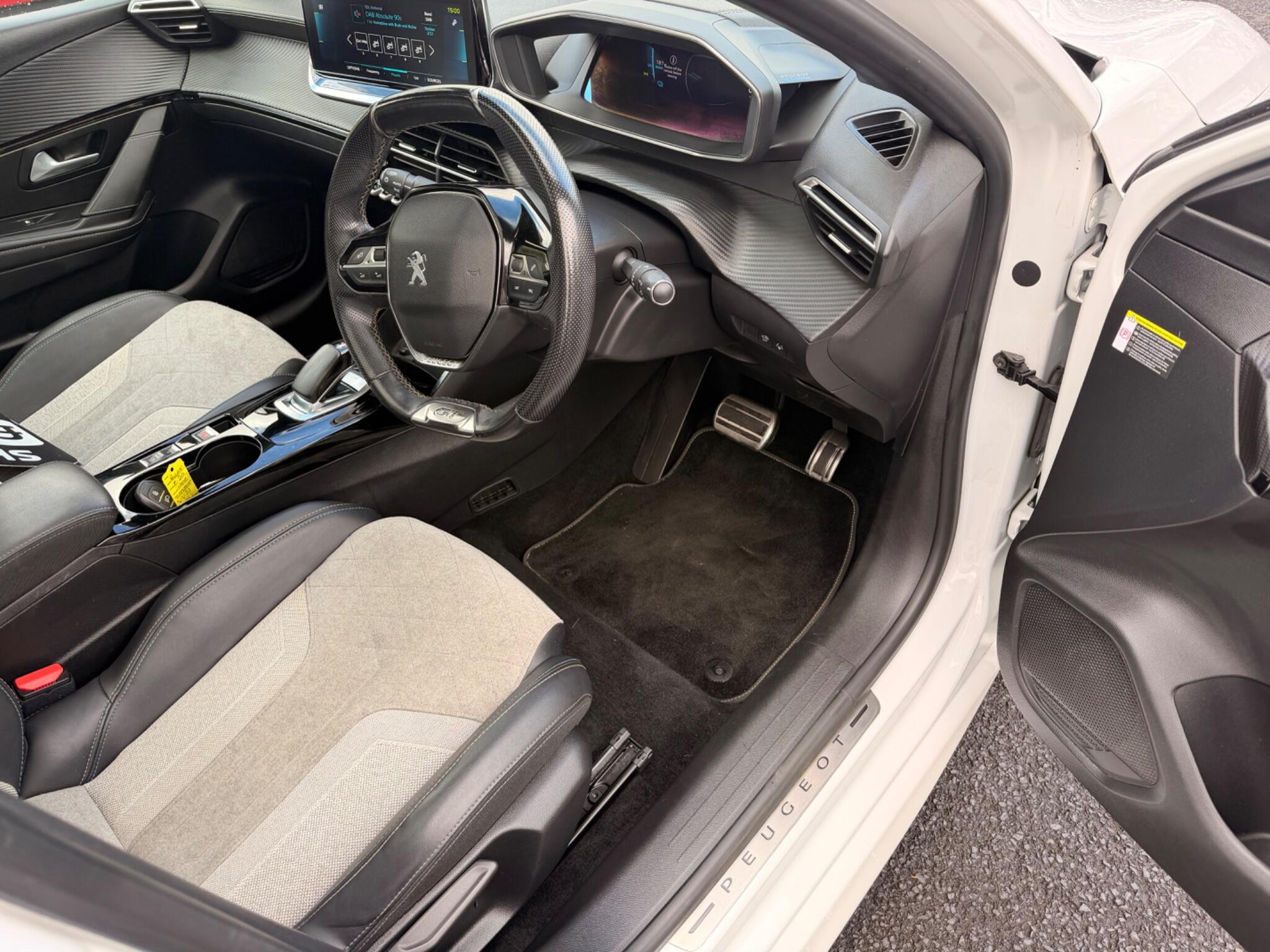 Peugeot e-208
