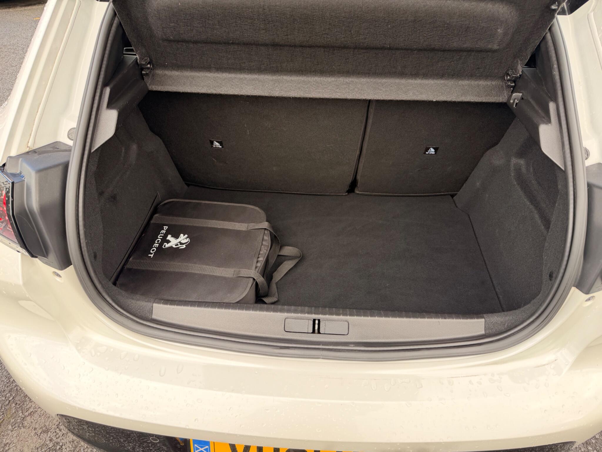 Peugeot e-208