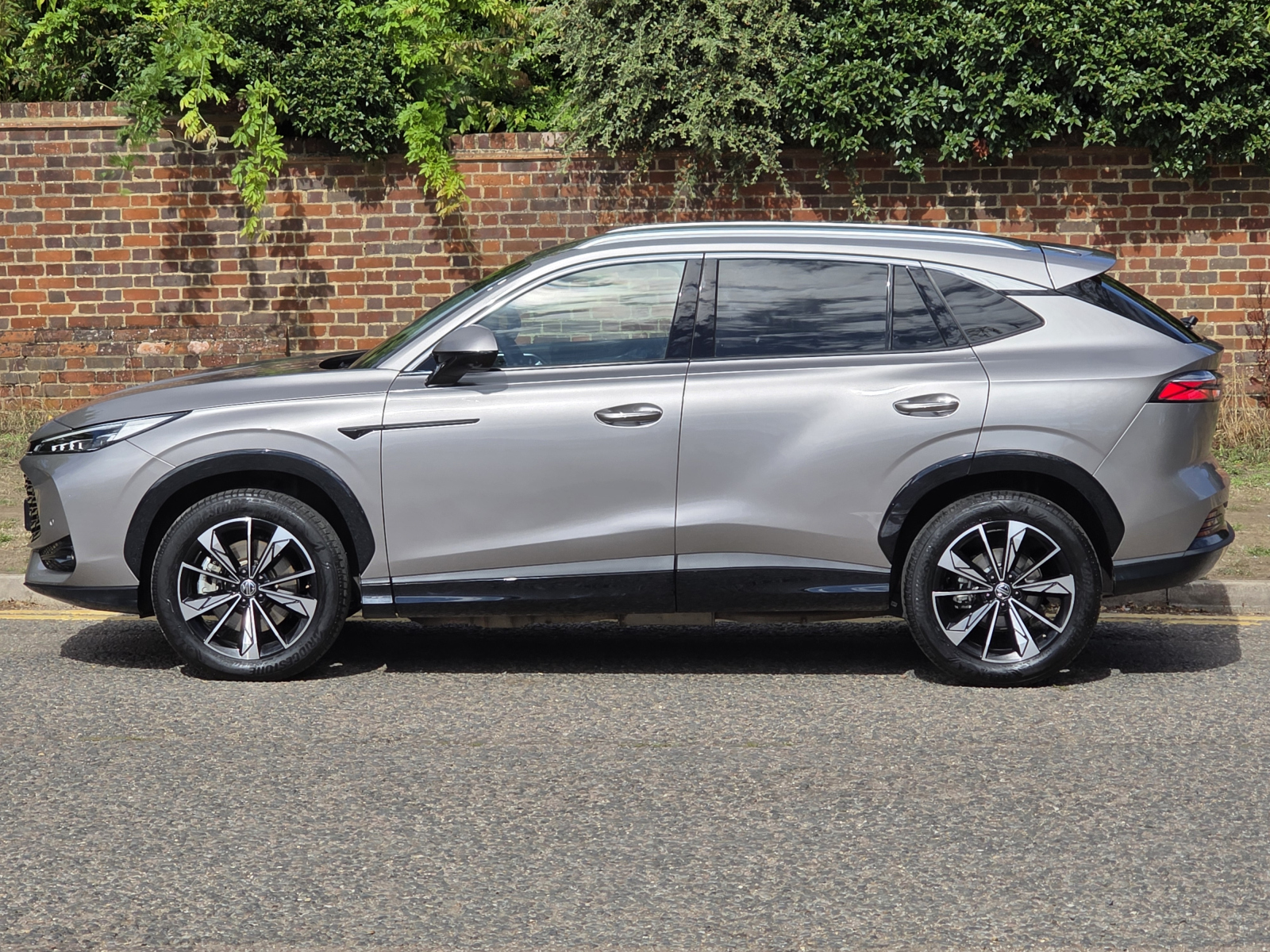 MG Motor UK HS