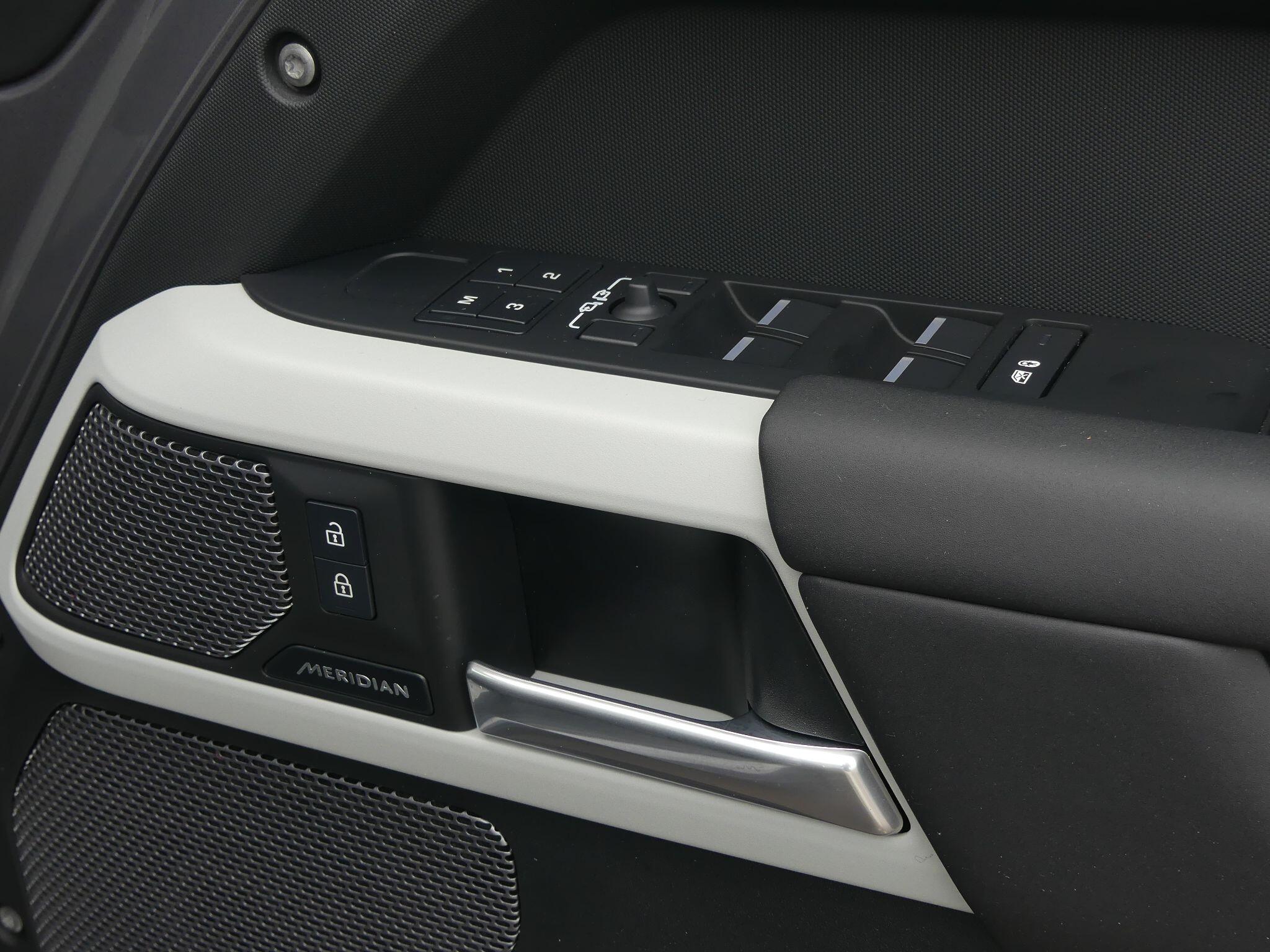 Land Rover Defender 110