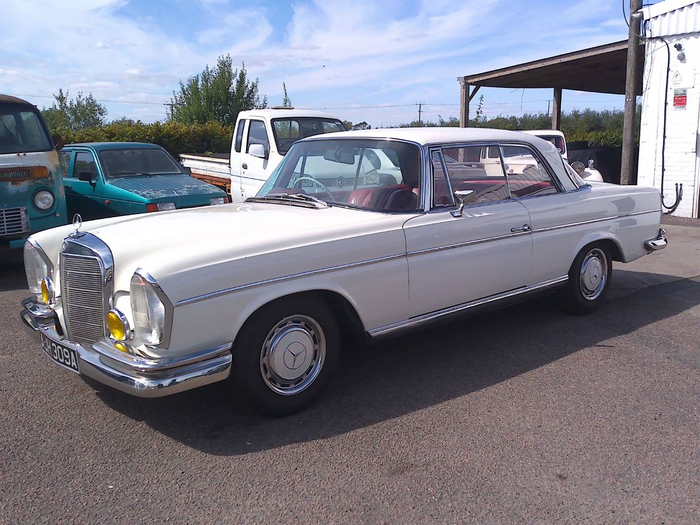 Mercedes-Benz 220