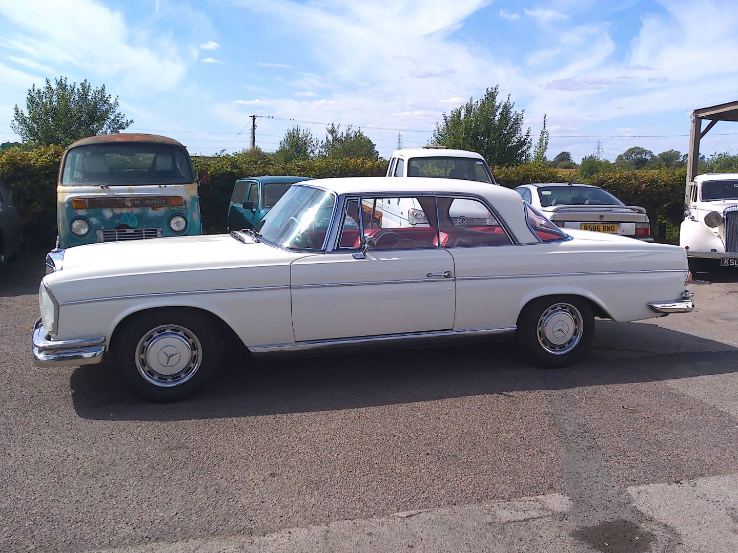 Mercedes-Benz 220