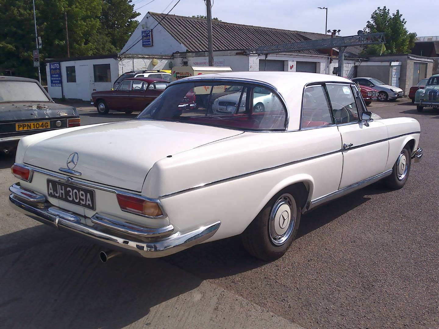 Mercedes-Benz 220