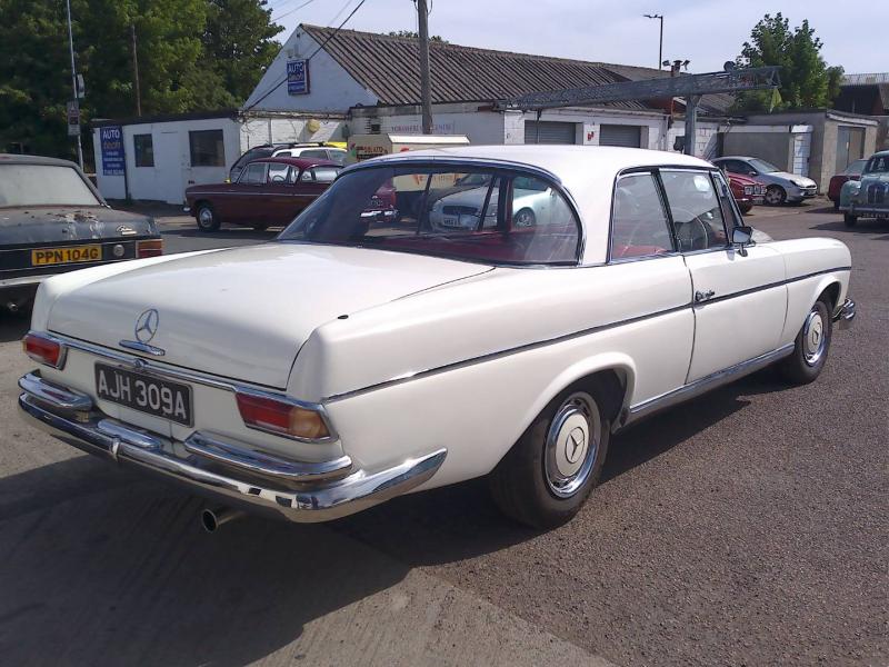 Mercedes-Benz 220