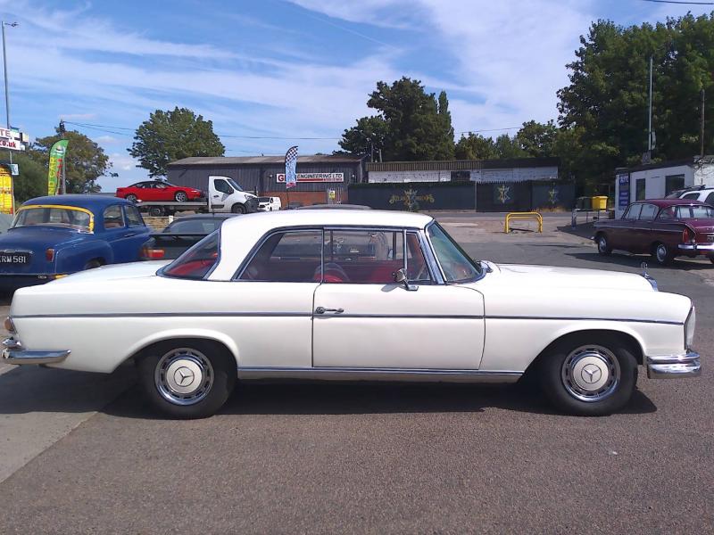 Mercedes-Benz 220