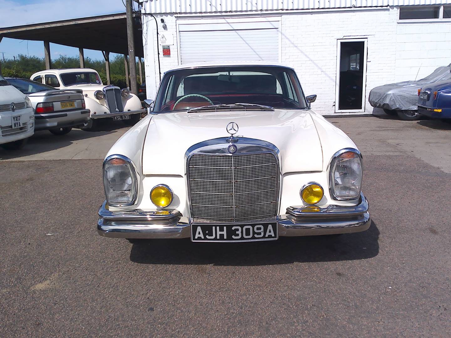 Mercedes-Benz 220