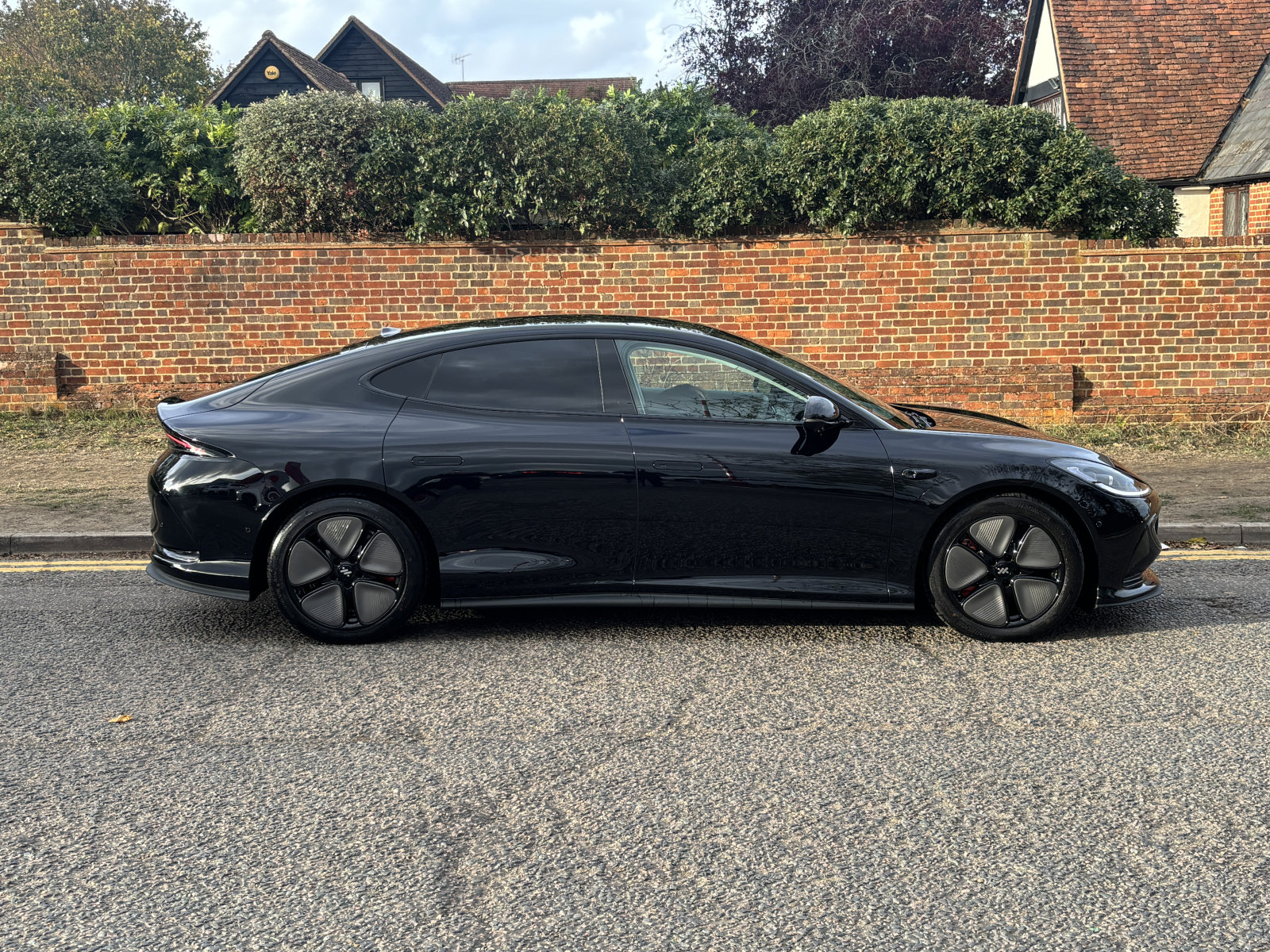 MG Motor UK IM5
