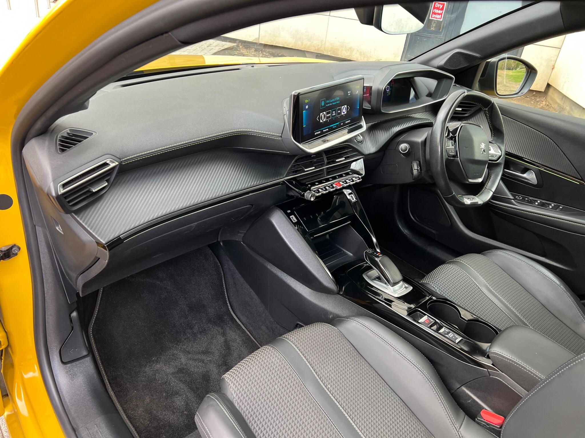 Peugeot e-208