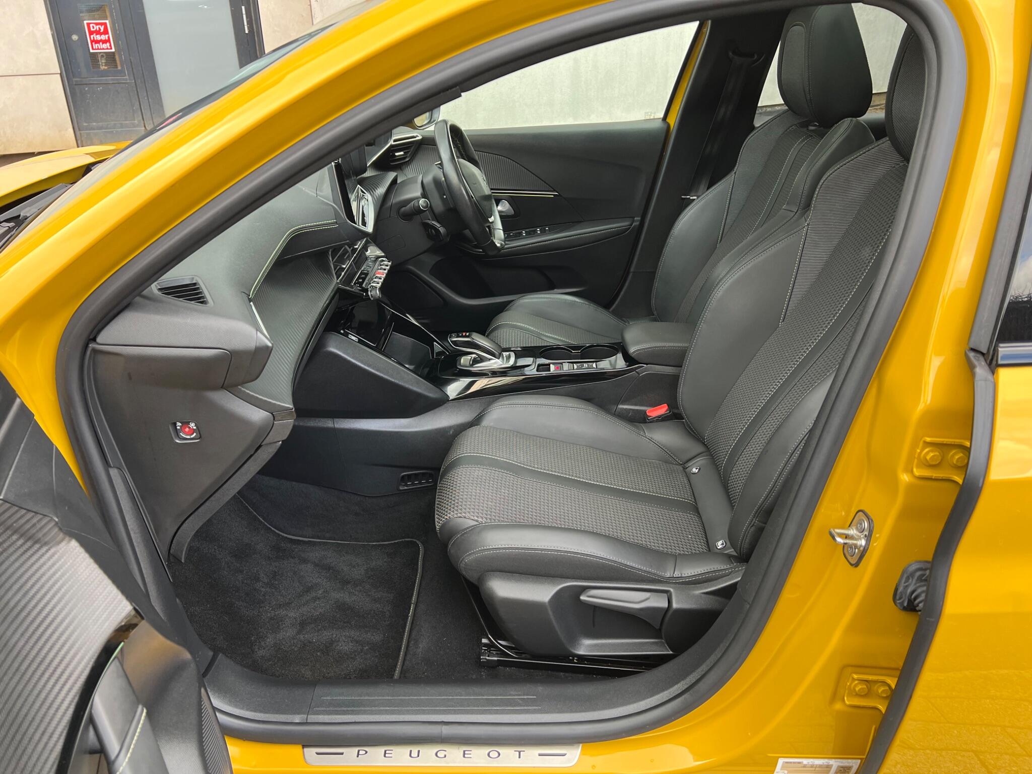 Peugeot e-208