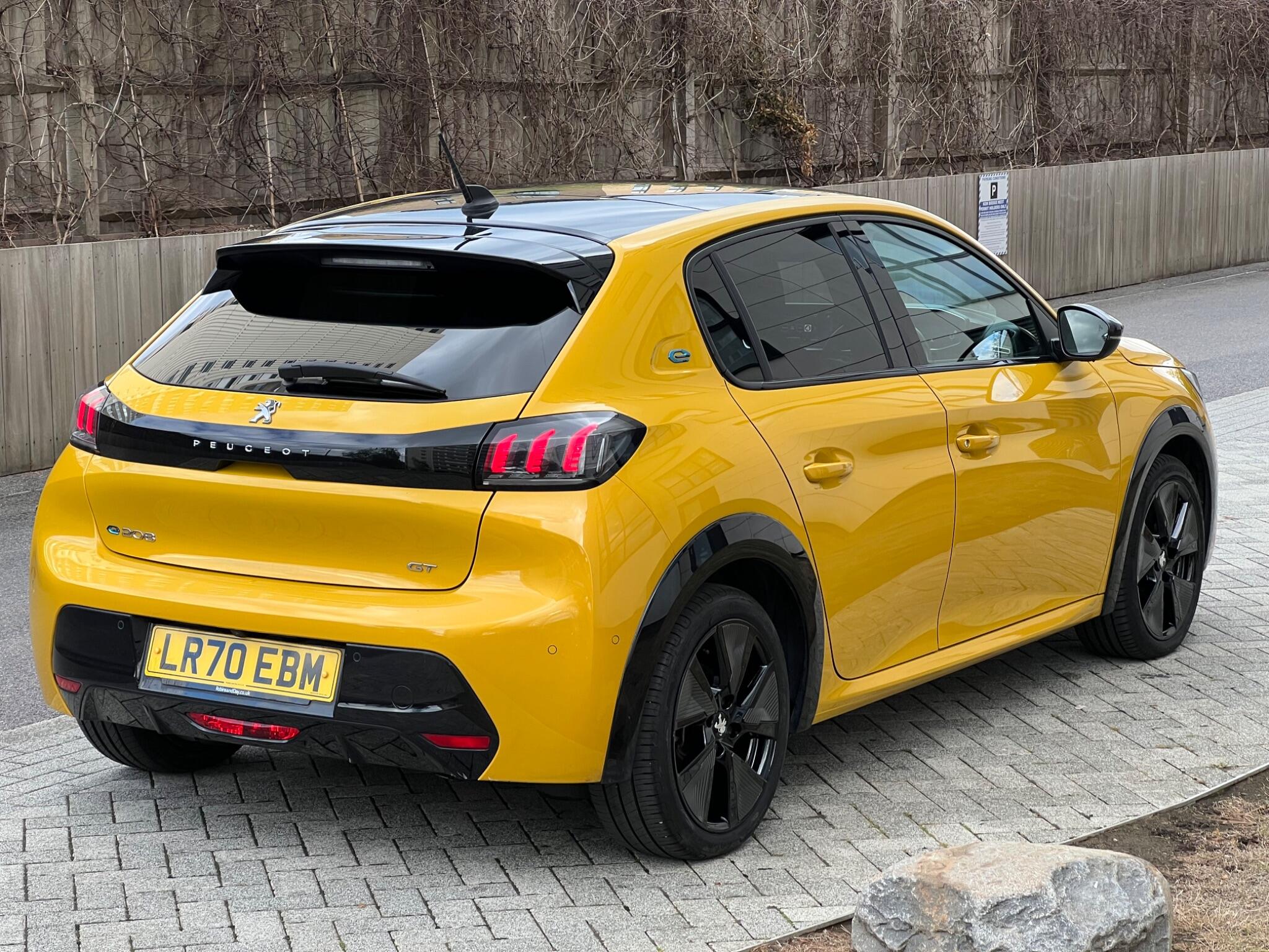 Peugeot e-208