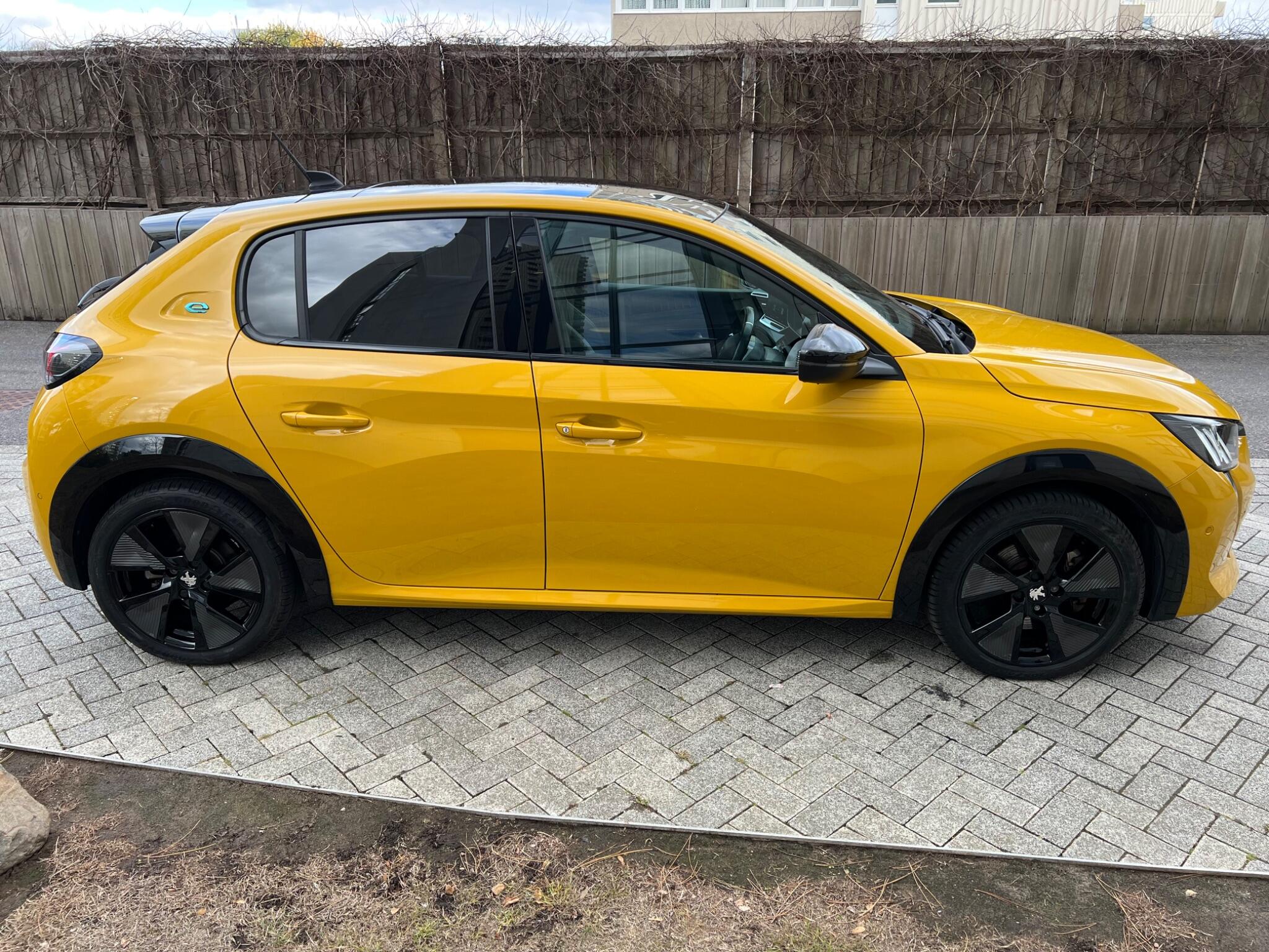 Peugeot e-208