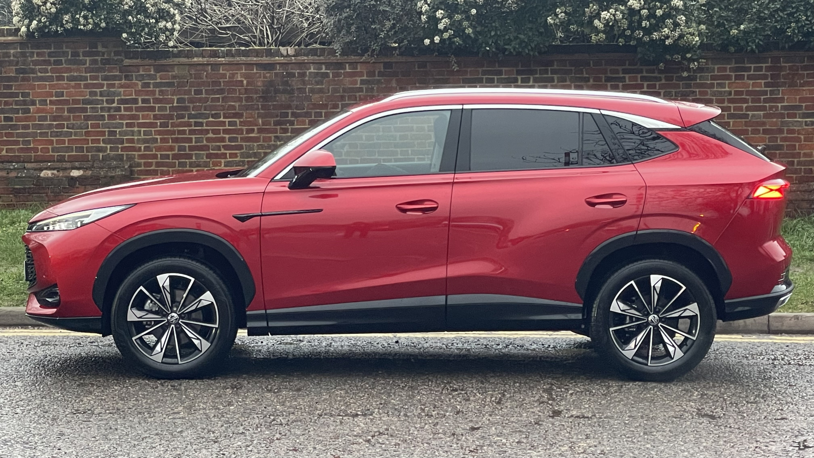 MG Motor UK HS