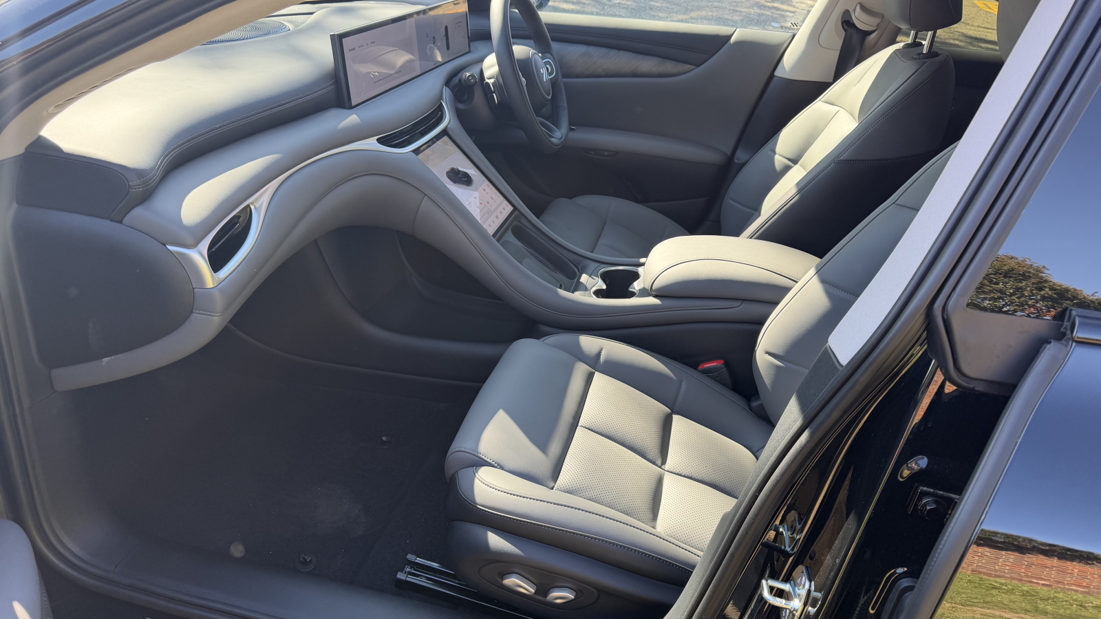 MG Motor UK IM5