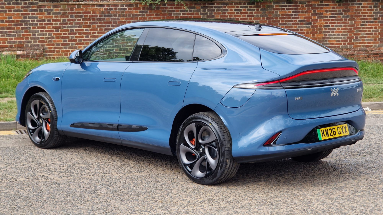 MG Motor UK IM6