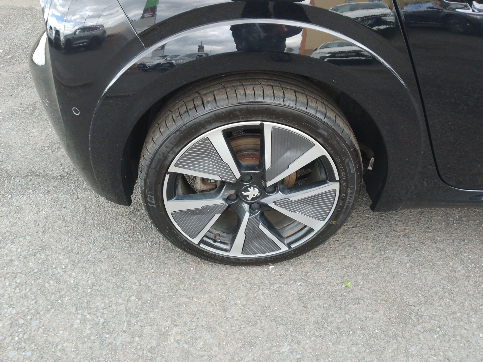 Peugeot e-208
