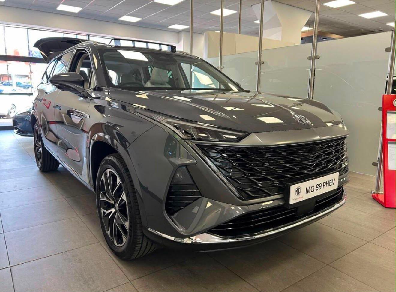 MG Motor UK MGS9