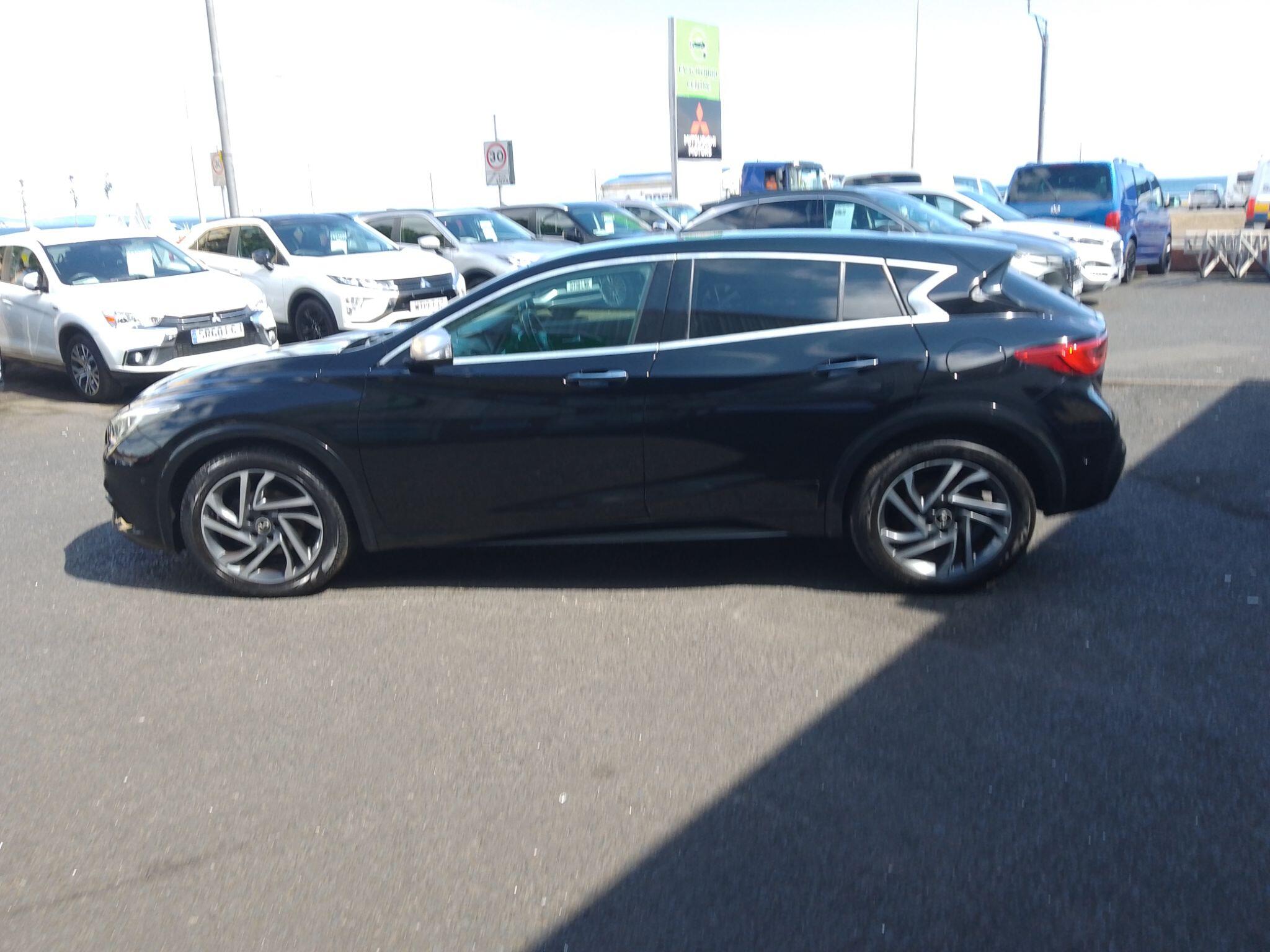 Infiniti Q30
